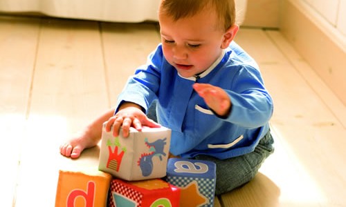 Niño jugando con cubos
