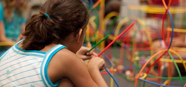 niños pequeños jugando