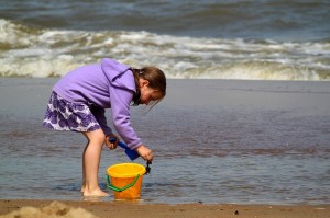 Niña jugando en la arena