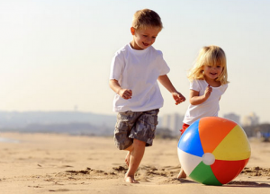 Niños jugando con la pelota