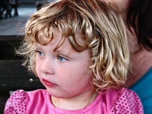 Niña rubia rosa