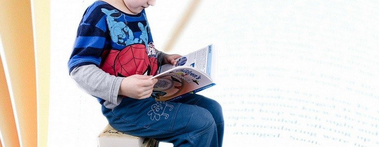 Niño leyendo libros
