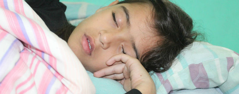 niño pequeño en la cama